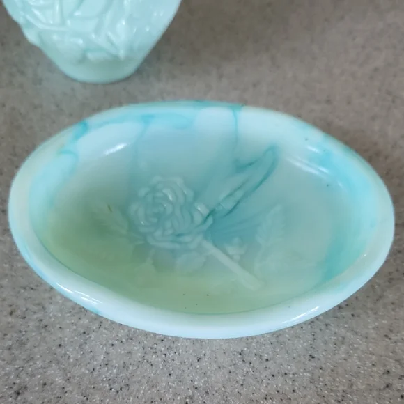 Avon Skin-So-Soft Bath Oil in Aqua Bottle - Picture 2 of 4